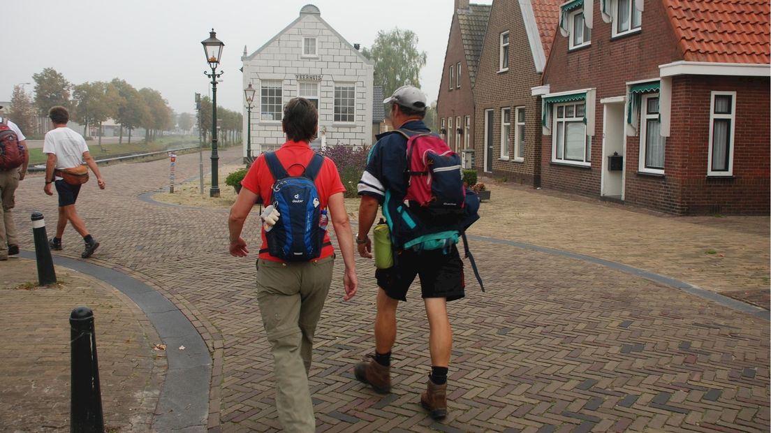 Wandelaars bij het Veerhuis in Oldemarkt