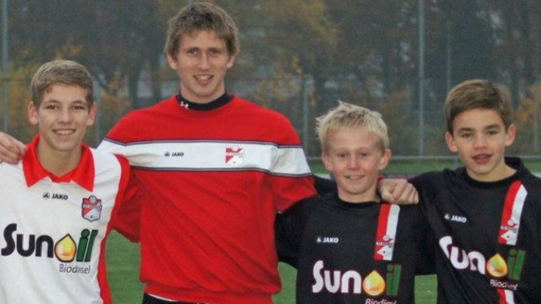 Paul Kamphuis met een aantal jeugdspelers van FC Emmen