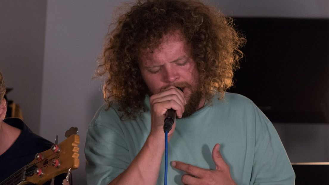 Marcel Veenendaal van Di-rect zingt op Radio West 
