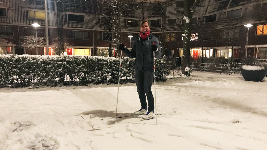 Op de Hengeveldstraat in Utrecht was gisteravond een vrouw aan het skiën.