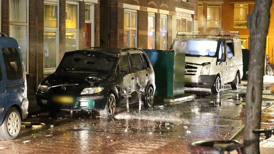 De auto's stonden in brand in de Jacob Marisstraat in Den Haag