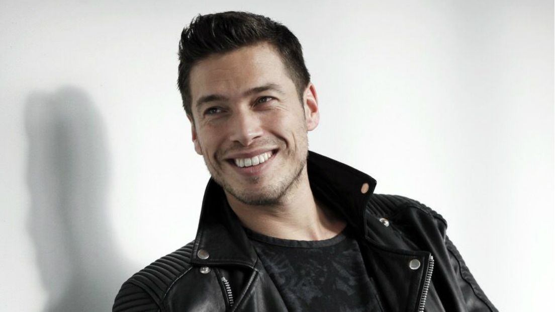 TVOHster Sjors van der Panne treedt op tijdens kickoff Prideweekend Omroep West