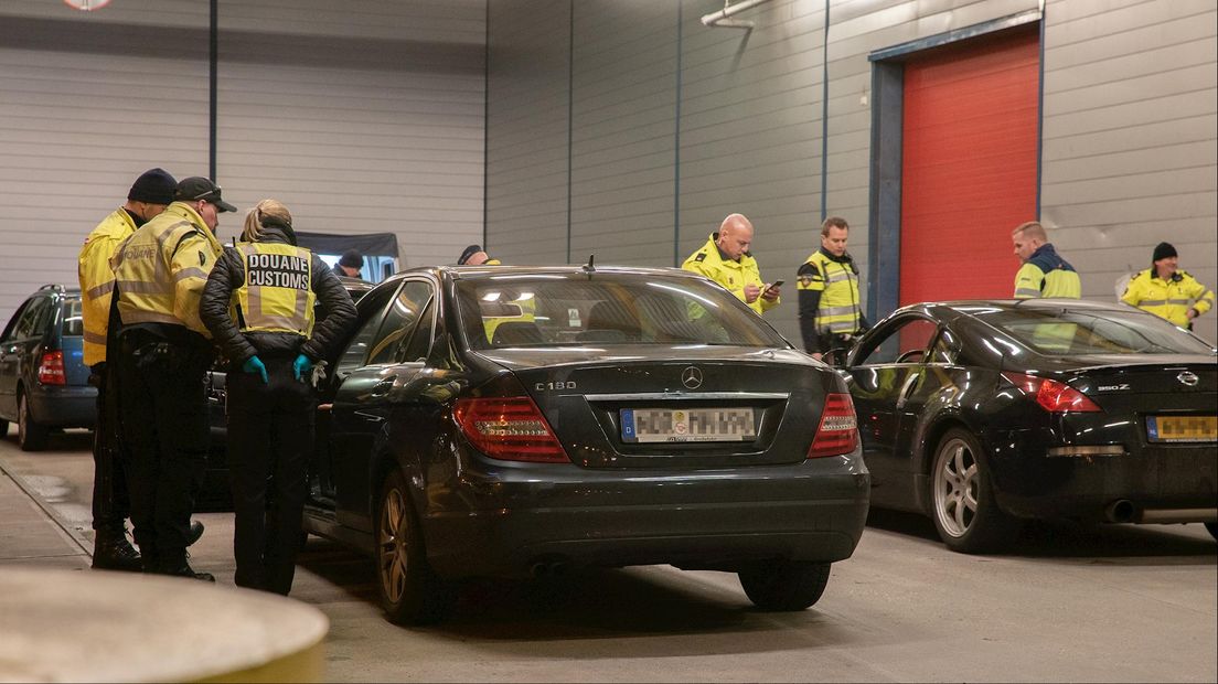 De politie IJsselland deed meerdere invallen en hield verkeerscontroles