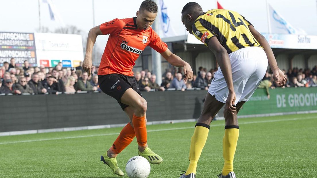 Katwijk-speler Marciano Mengerink probeert Rijnsburgse Boys-speler Carlos Opoku uit te spelen