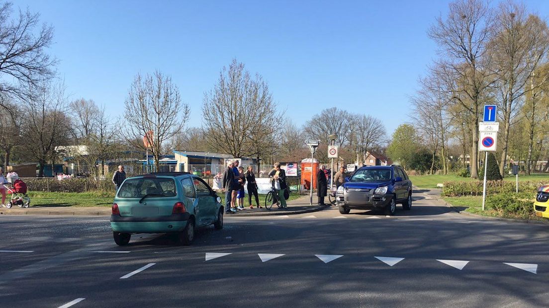 Auto's botsen op de Thijlaan in Oldenzaal, een persoon gewond