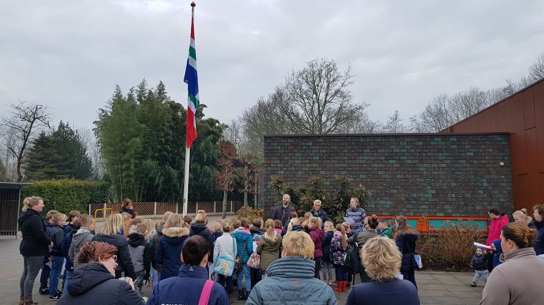 OBS Plaggenborg start de dag met de Groninger vlag en het Grönnens Laid