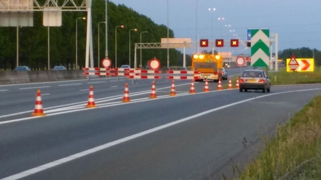 Na een weekend vol werkzaamheden is de A12 van Arnhem naar Ede weer open. Het verkeer kan nu over drie rijstroken rijden, in plaats van twee.