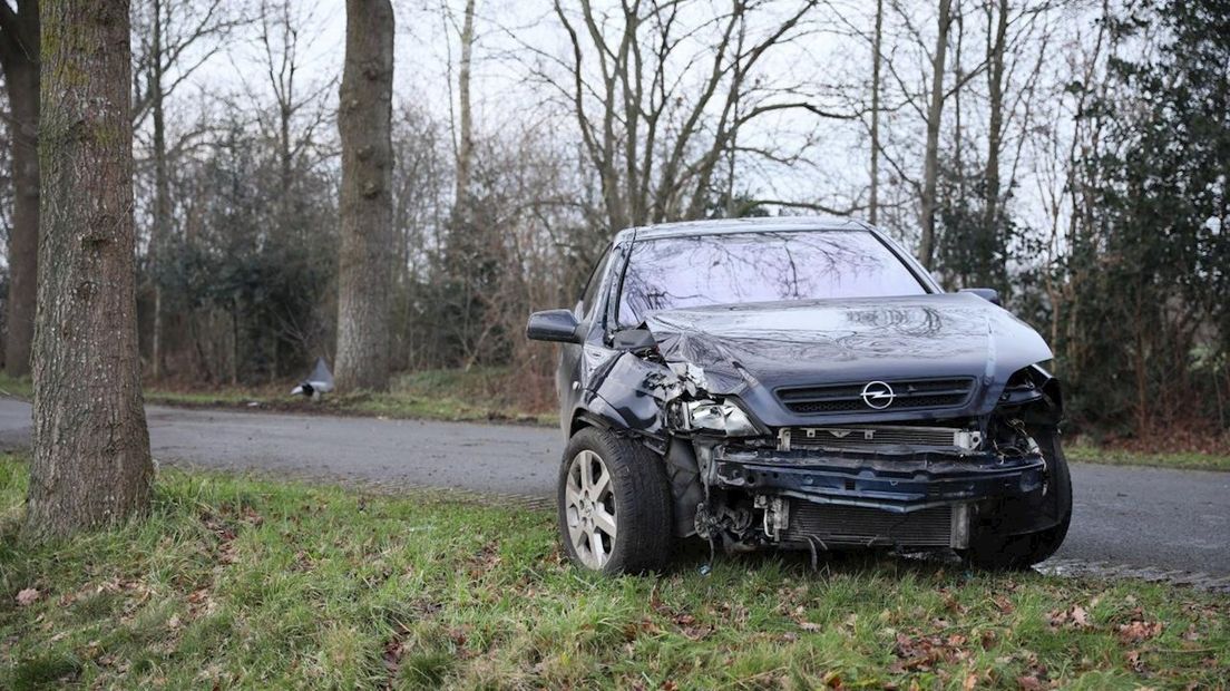 De auto raakte in de slip en ramde een boom