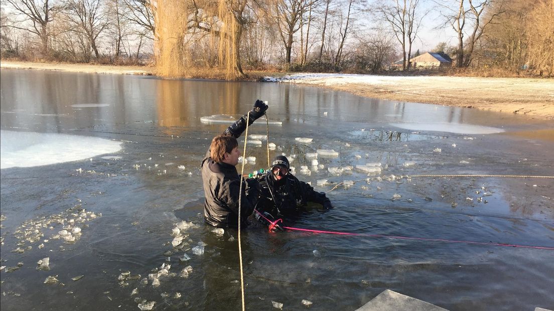 Duikers bekijken ijsvloer in Raalte van onderen - RTV Oost