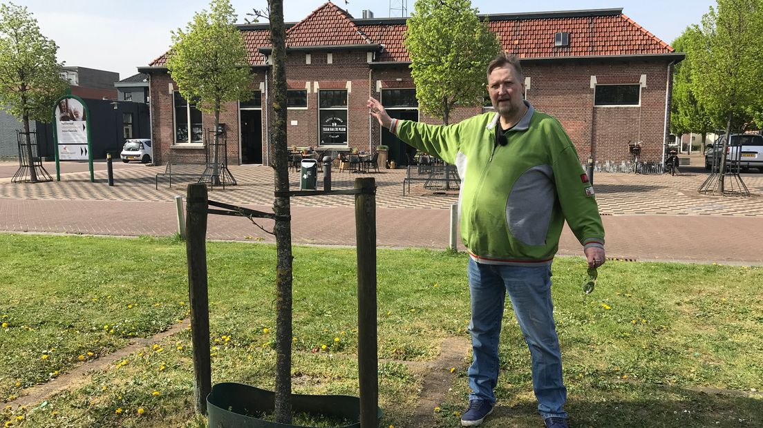 Jacob Meijer bij het voormalige tramstation Noordwolde, de plek waar locomotief 162 moet komen te staan (Rechten: Serge Vinkenvleugel/RTV Drenthe)
