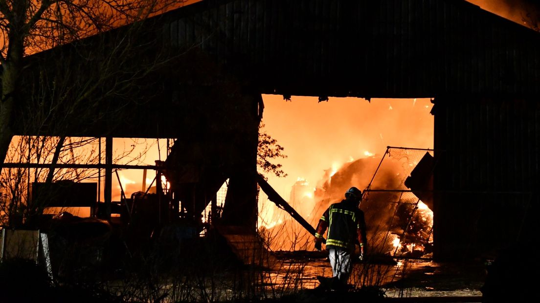 De schuur ging vrijdagavond in vlammen op.