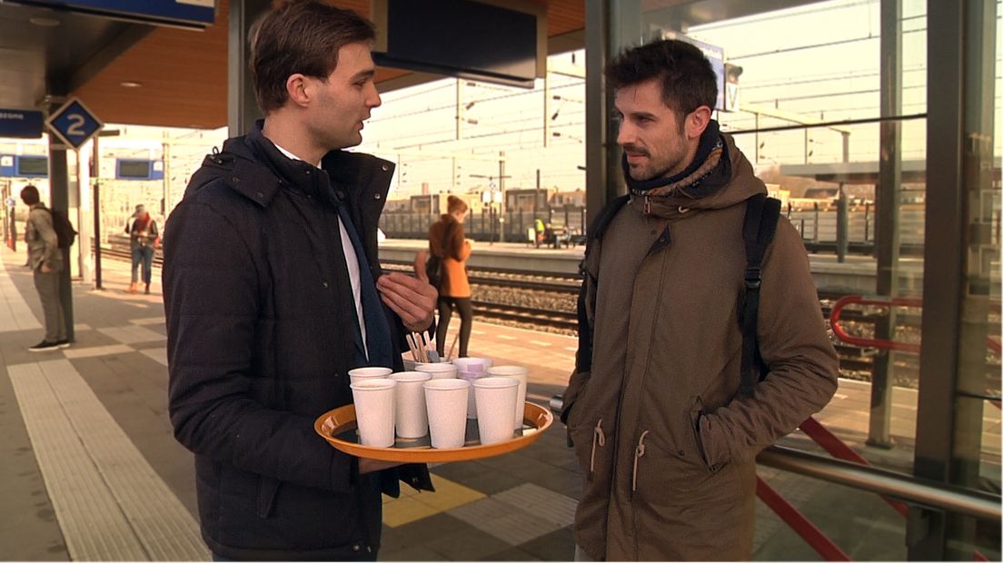 Op station Vaartsche Rijn werd vanmorgen koffie uitgedeeld.