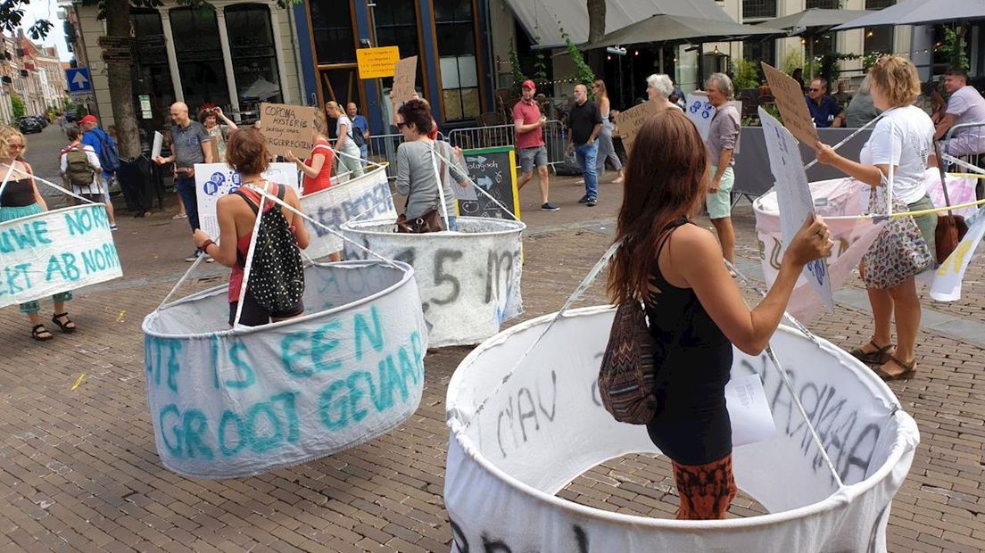 Protestactie 'Hoepel op met anderhalve meter' in Deventer trekt veel bekijks