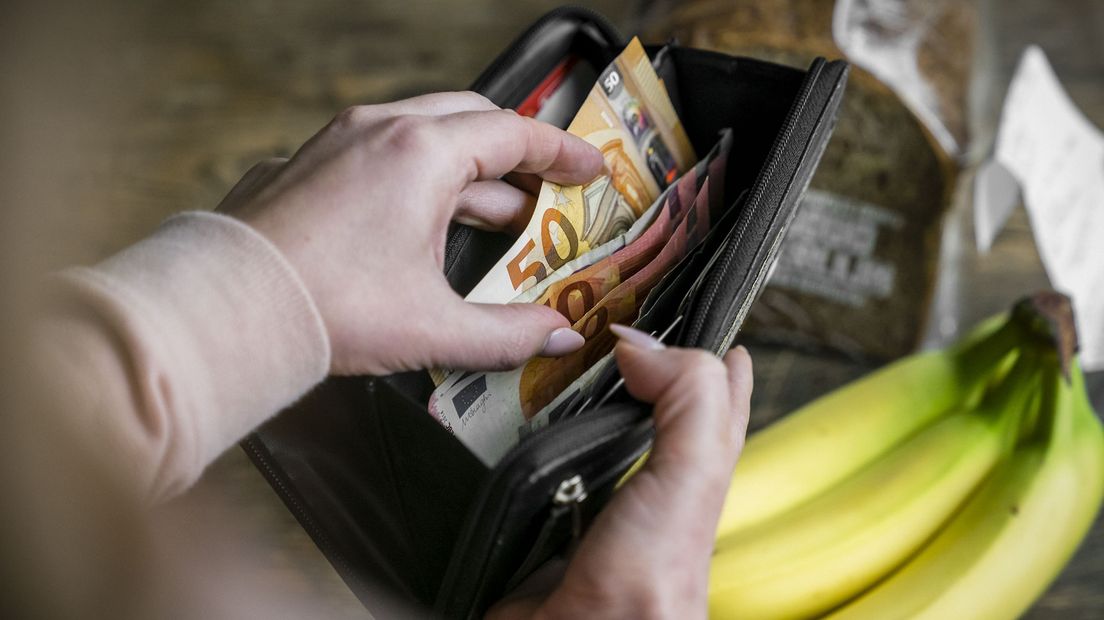 Een portemonnee met geld
