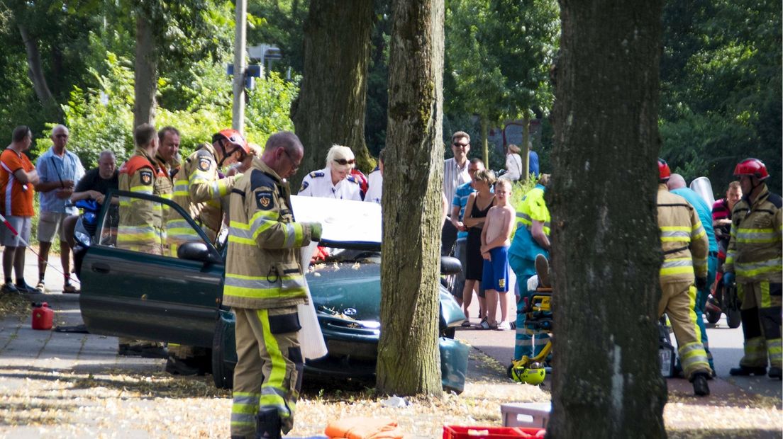 Automobilist raakt gewond na botsing tegen boom in Deventer