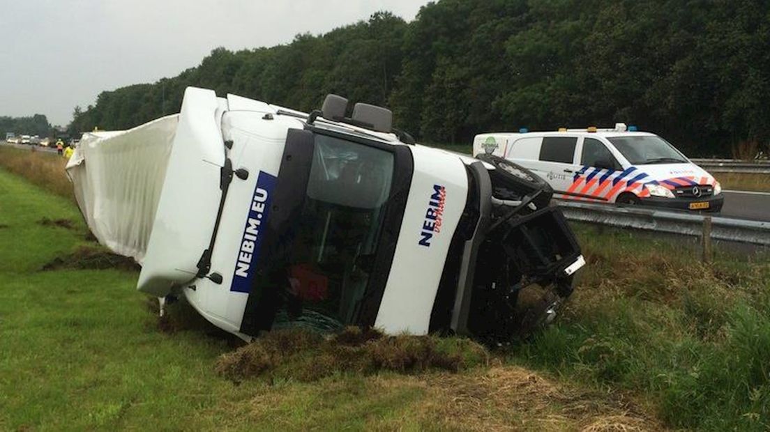 Vrachtwagen in weide langs A28