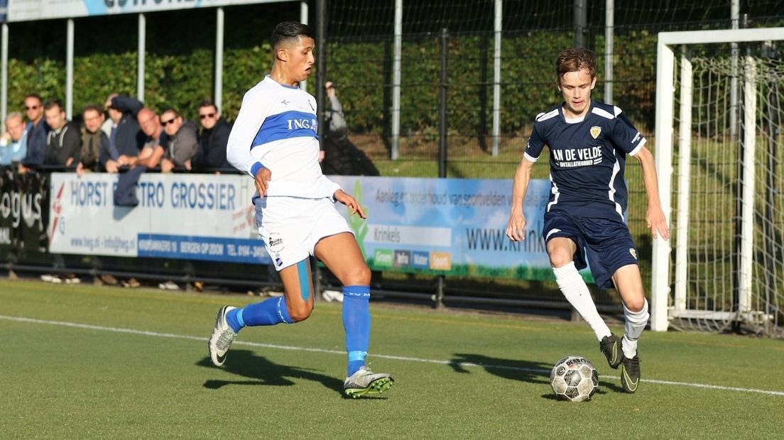 Rowan Amperse aan de bal voor Kloetinge in het duel tegen MOC'17
