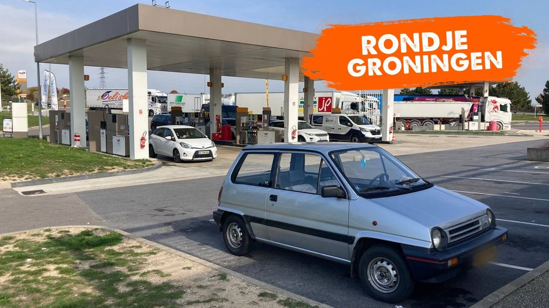De Honda Jazz van Astrid Mellema staat geparkeerd bij een Frans benzinestation