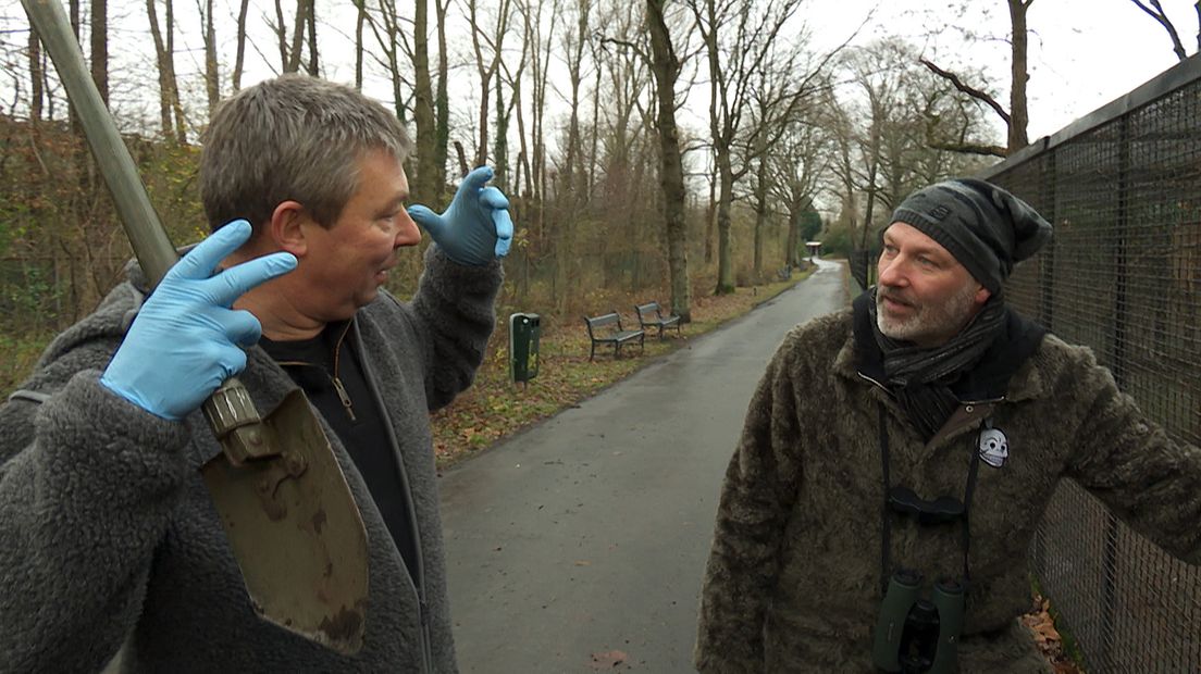 Roland legt uit hoe de schedel van een rat in ekaar steekt.