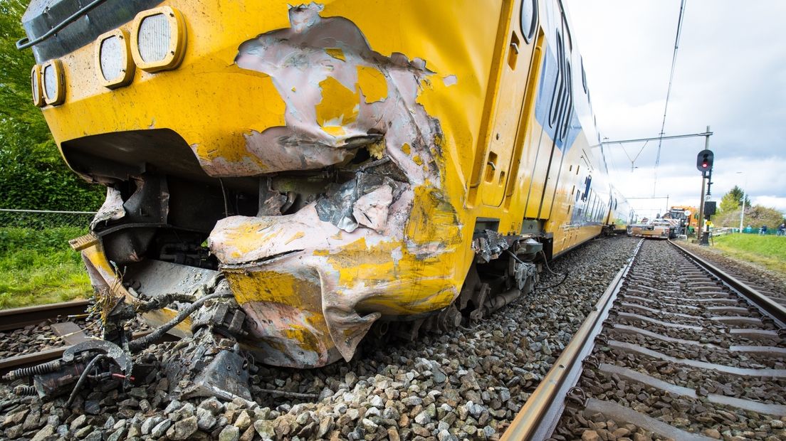 Schade aan trein en spoor na aanrijding met dieplader in Wouw