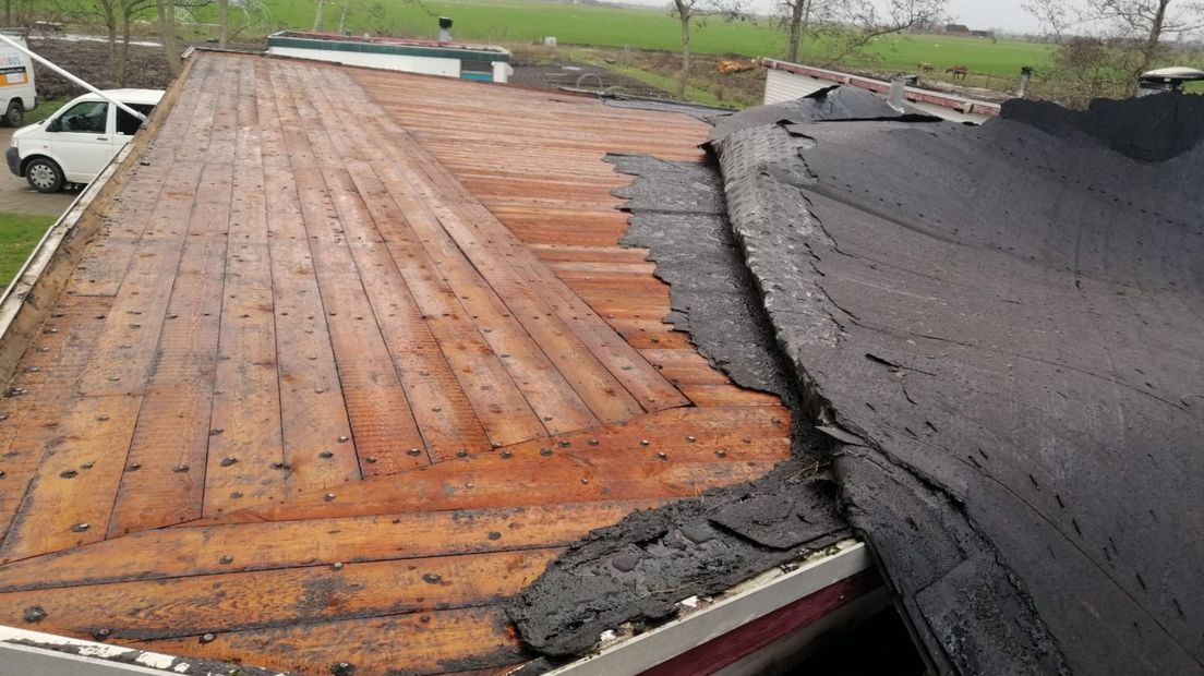 De schade aan het dak van het theehuis na de storm