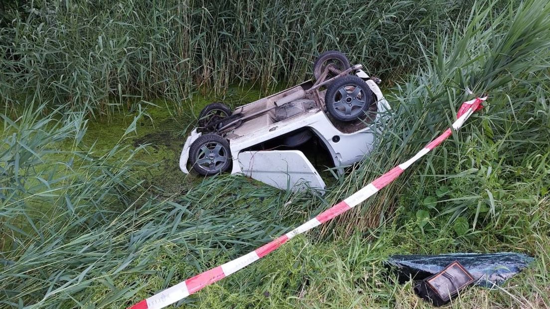 De 45 km-auto belandde omgekeerd in de sloot