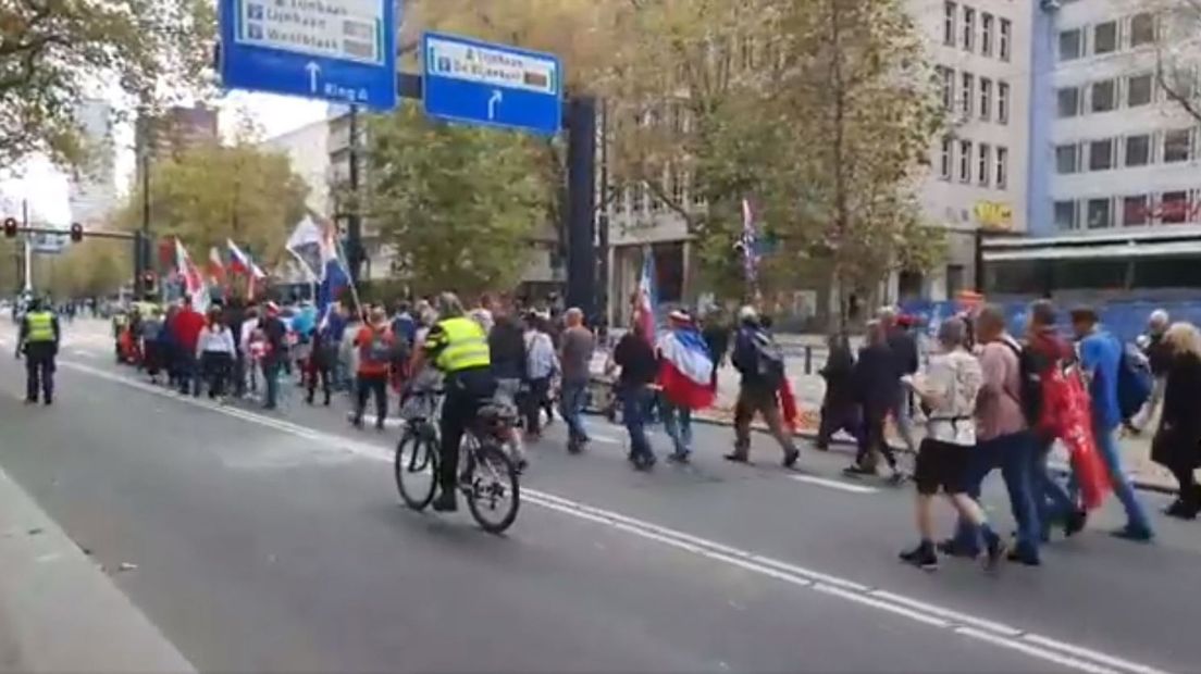 112 news: The colorful procession of protesters moves through Rotterdam |  The man waves the knife at the supermarket security guard