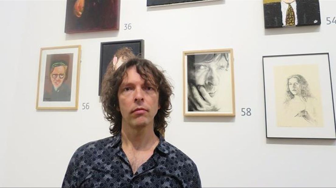 Adriaan naast zijn portret