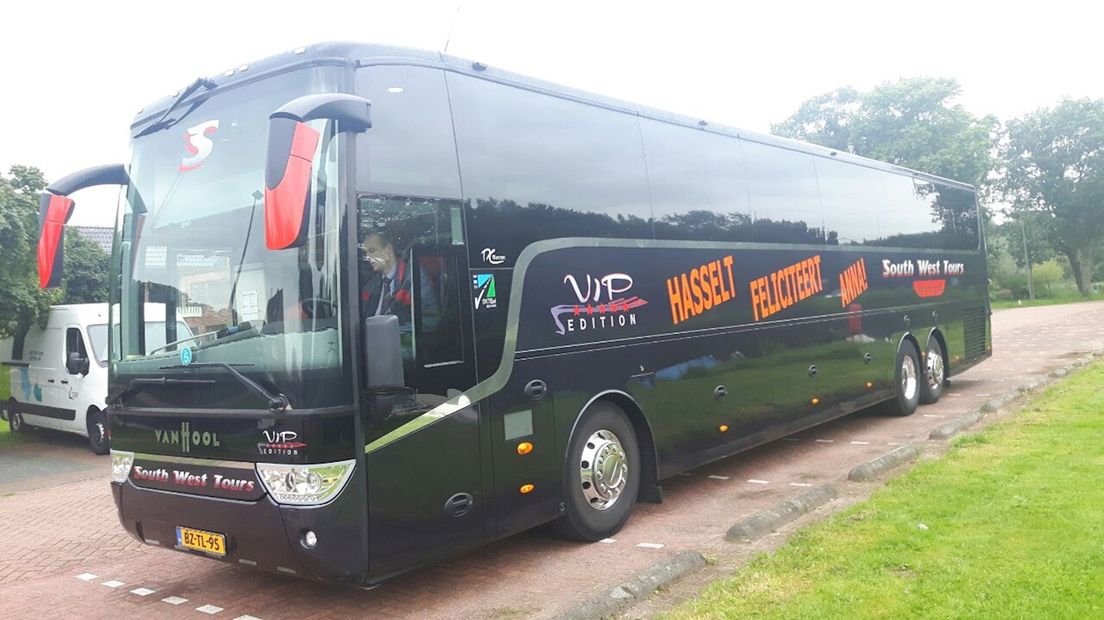 De bus is speciaal voor Van der Breggen bestickerd: 'Hasselt feliciteert Anna'