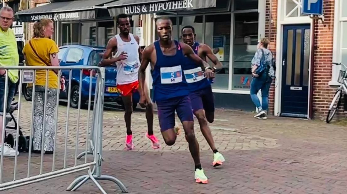 De top drie stormt op de finish af van de Stadsloop Appingedam