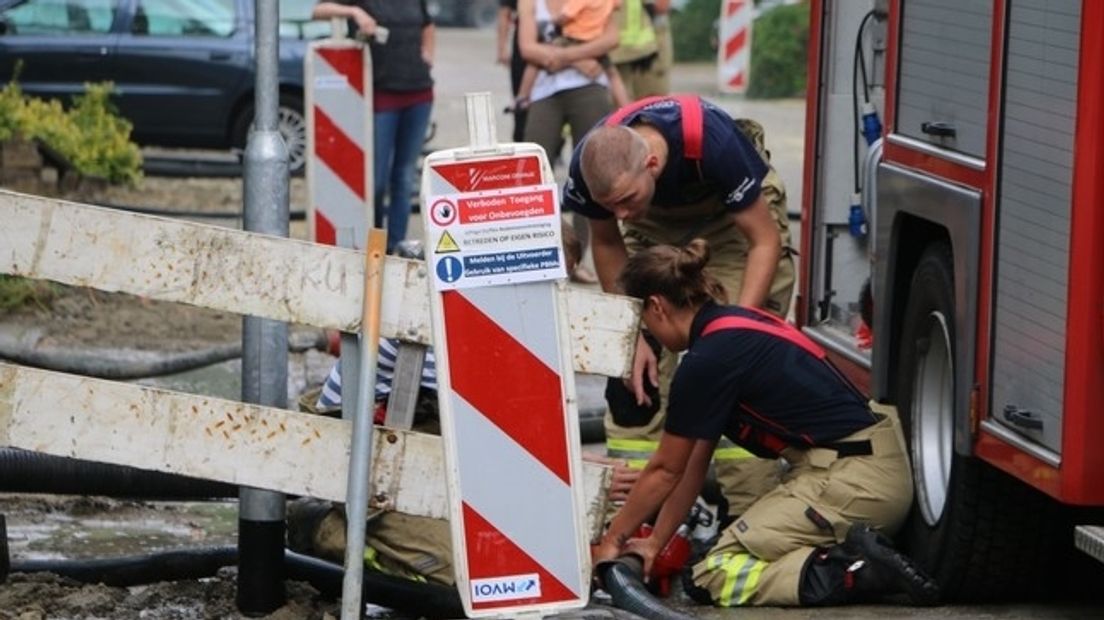 De brandweer schiet te hulp bij wateroverlast na lekkage bij huizen aan de Grootmede in Middelburg