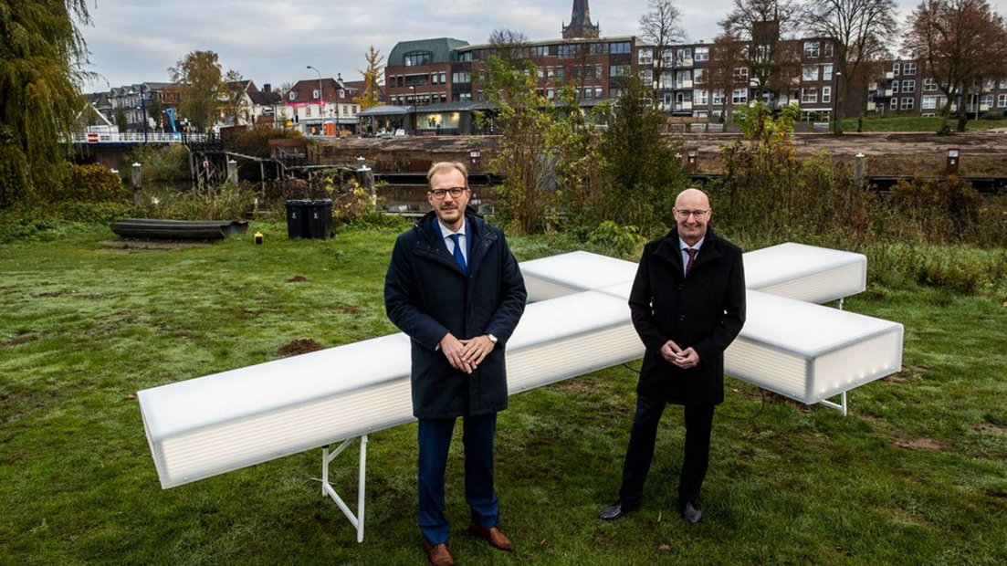 Burgemeester Mark Boumans en wethouder Hans Dales bij het kenmerkende witte kruis van The Passion.