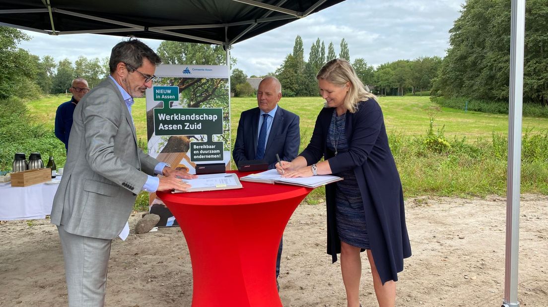 Directeur van M&G Group Eric Pans, Gedeputeerde Henk Brink en Wethouder van Assen Mirjam Pauwels ondertekenen de overeenkomst