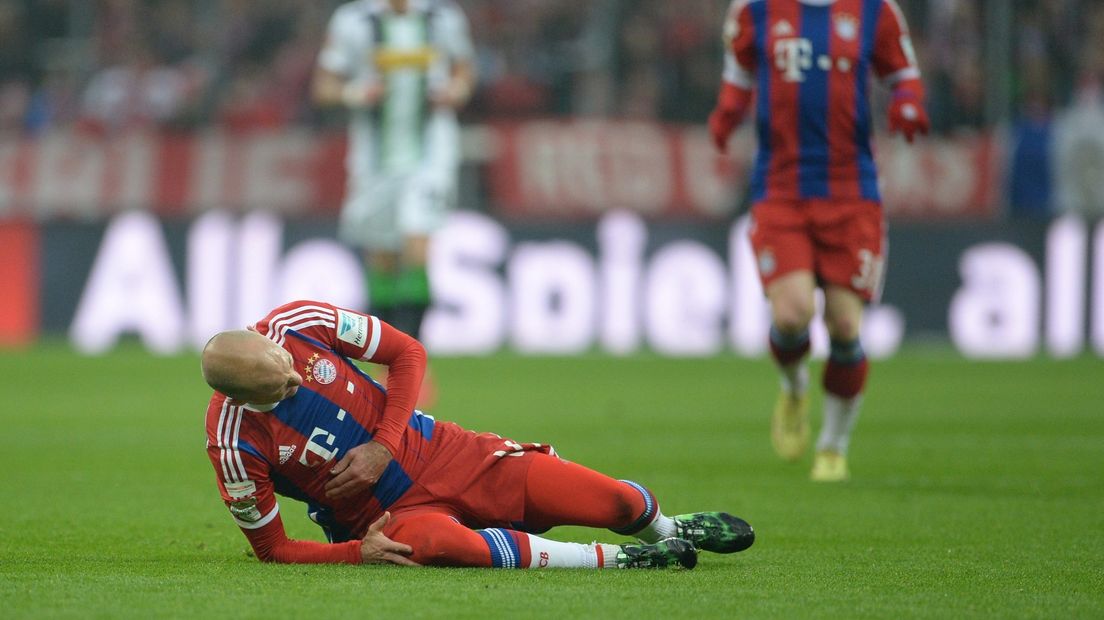 Robben ligt geblesseerd op de grond tijdens de wedstrijd tegen Borussia Mönchengladbach.