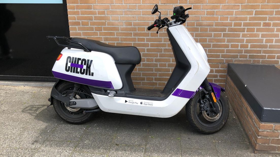 Waar zijn de deelscooters van Check? 'Suez-kanaal en chiptekort vertragen'  - RTV Noord