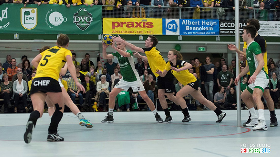 Dalto (in het geel-zwart) in de beslissende play-offwedstrijd tegen DVO