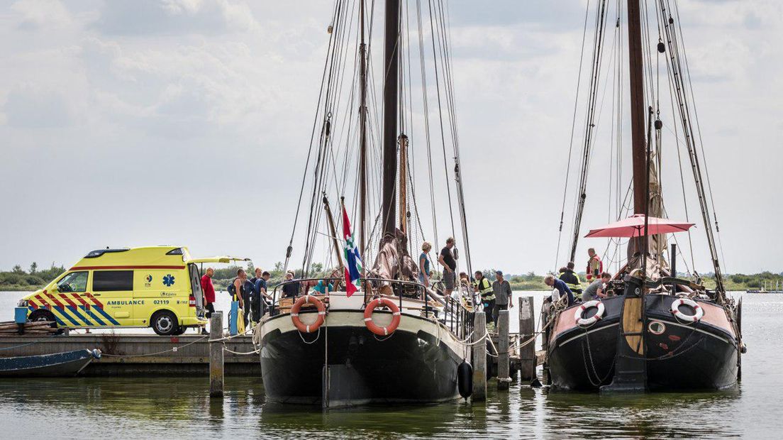 Hulpdiensten ter plaatse in Lauwersoog, waar een man in het ruim van zijn schip viel.