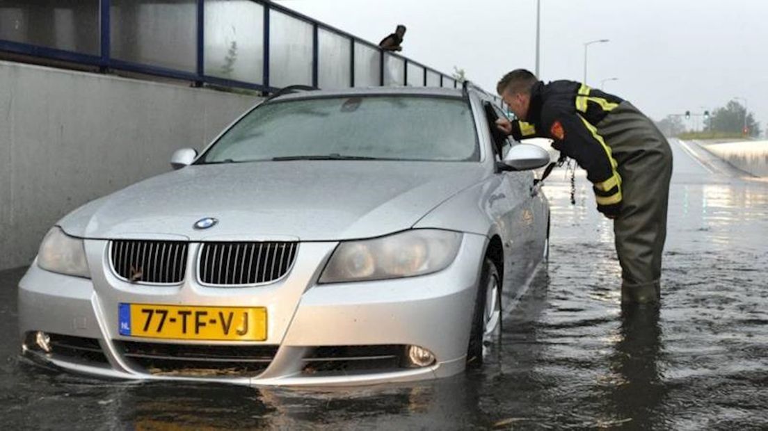 Auto strandt door wateroverlast in Oldenzaal