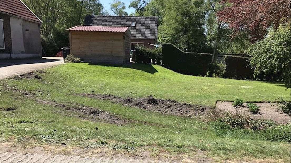 Bandensporen laten zien hoe de auto de woning binnenreed