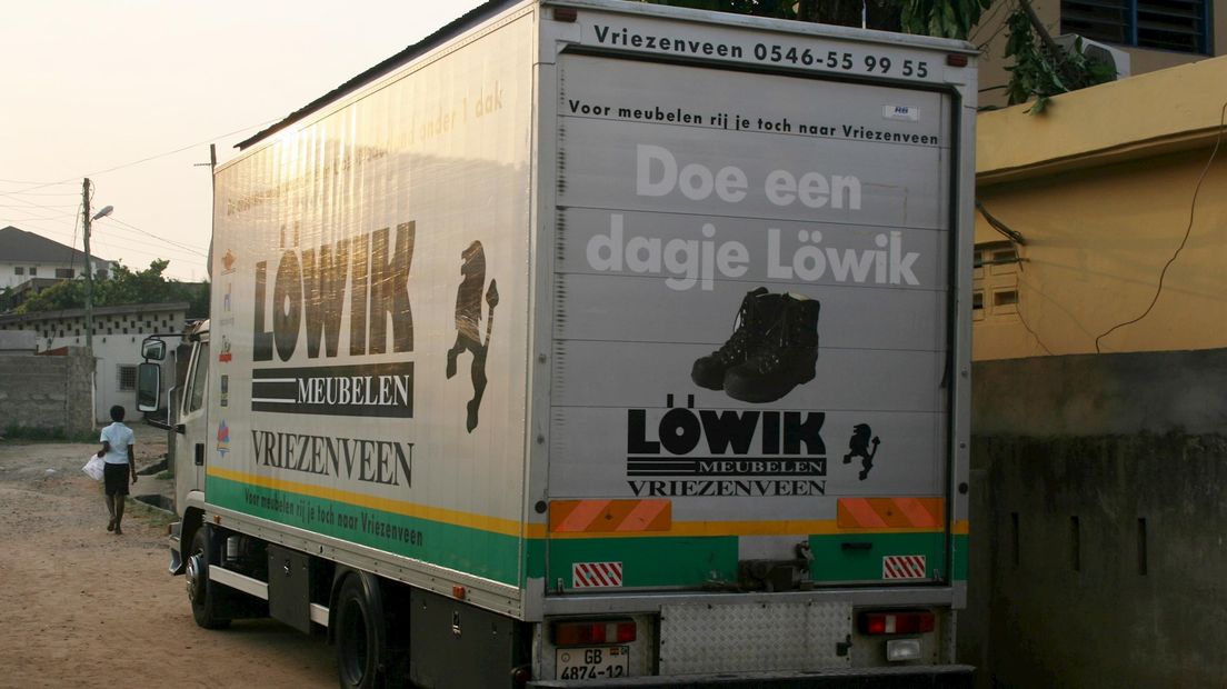 deed het in plaats daarvan Reis Vrachtwagen Löwik Meubelen uit Vriezenveen gespot in Ghana - RTV Oost