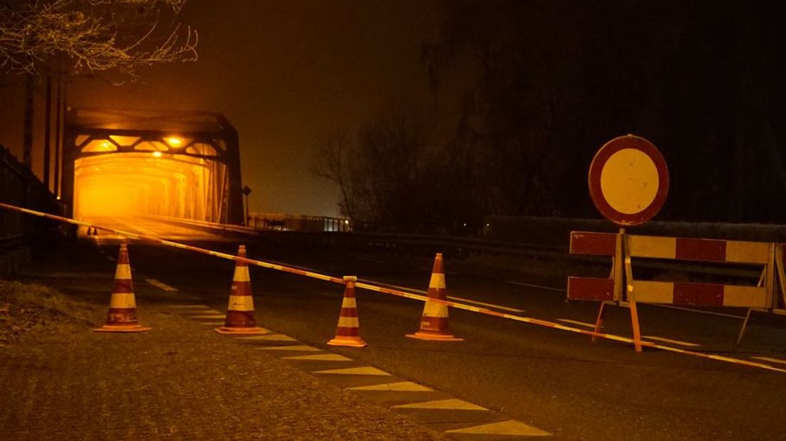 De politie heeft vrijdagochtend in het ziekenhuis de schipper aangehouden die de stuw van de John S. Thompsonbrug tussen Nederasselt en Grave ramde. Het gaat om een Slowaak van 52 jaar.