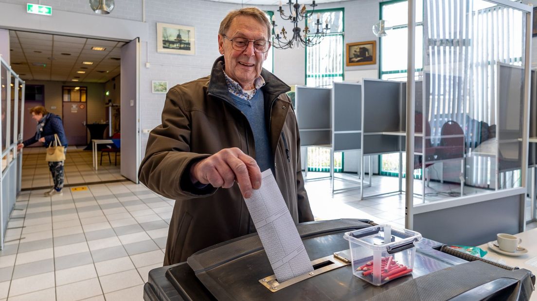 Deze man brengt zijn stem uit voor de gemeenteraadsverkiezingen