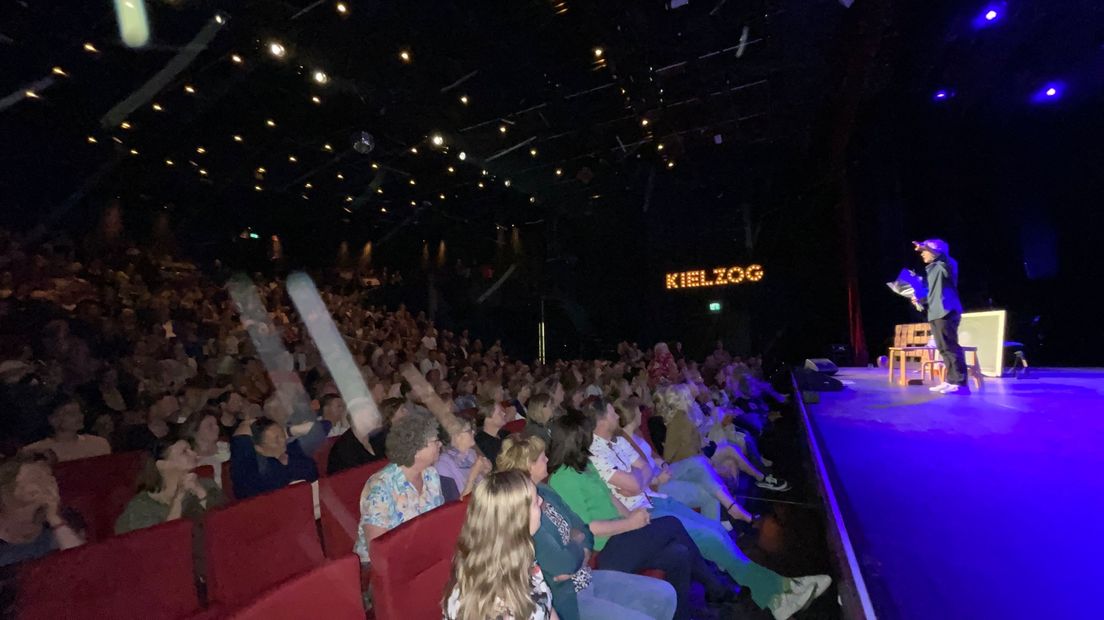 Acteur Marcel Hensema voor een volle zaal met docenten