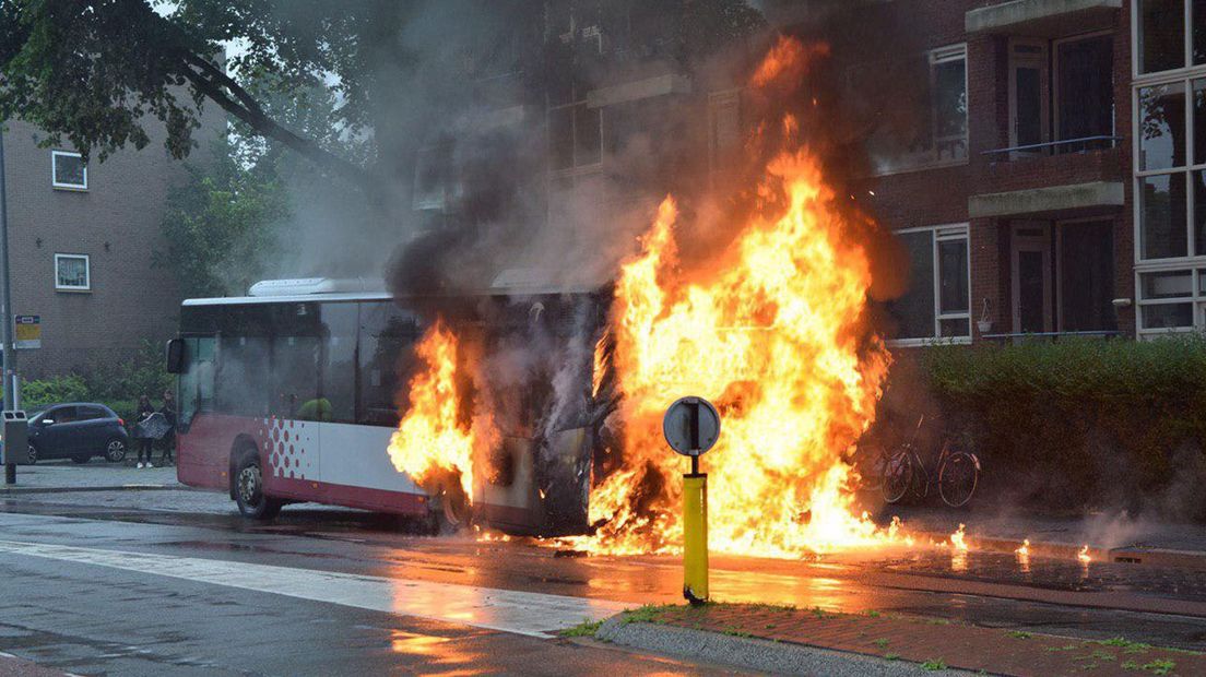 De achterkant van de bus vatte vlam