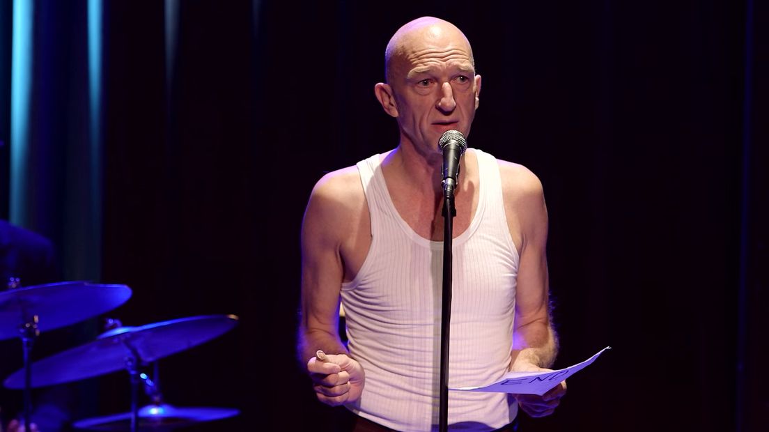 Wilfried de Jong koopt tolkaartje met een boek