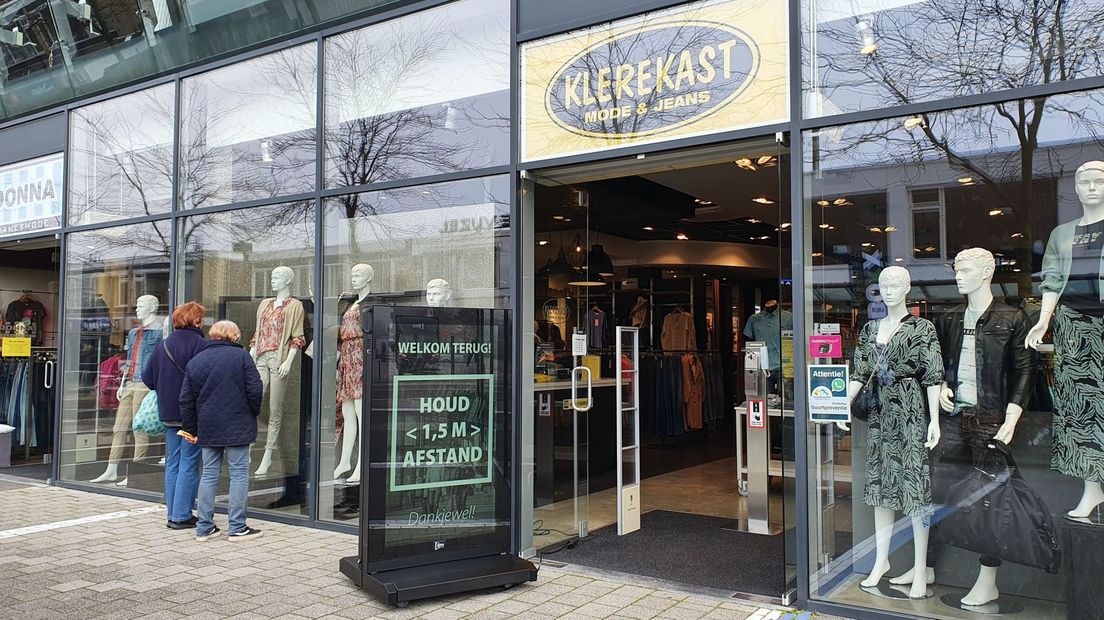 Klanten kijken naar de etalage