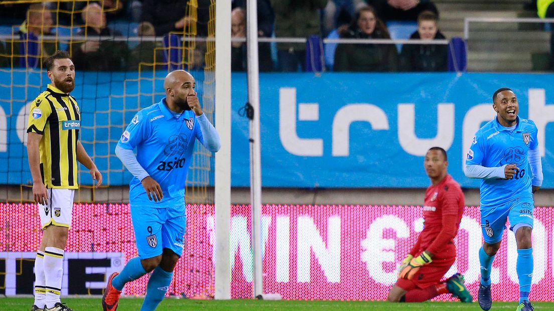 Een dramatische zondag voor Vitesse. De Arnhemmers verloren in eigen huis van Heracles Almelo (1-2). De wedstrijd was lange tijd niet om aan te zien, maar Van Wolfswinkel brak in de tweede helft de wedstrijd open. Toch ging het weer mis. Een oud-Vitessenaar deed de Arnhemmers pijn.