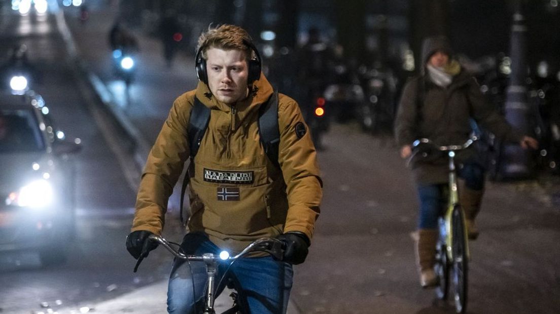 Fietsers met lichtjes op hun fiets.