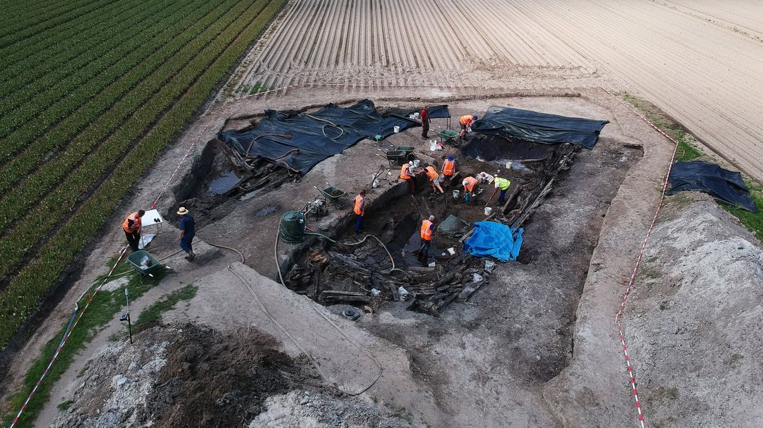 Beelden van de opgraving in de Noordoostpolder, waarbij een team van RUG-archeologen helpt