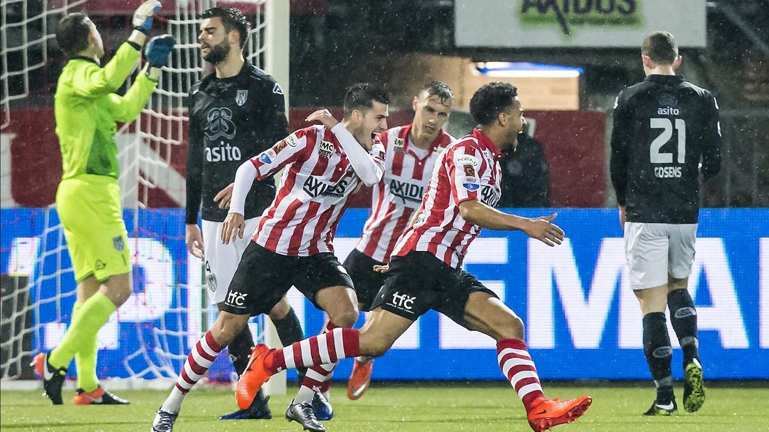 Gosens (rechts) baalt na een tegentreffer